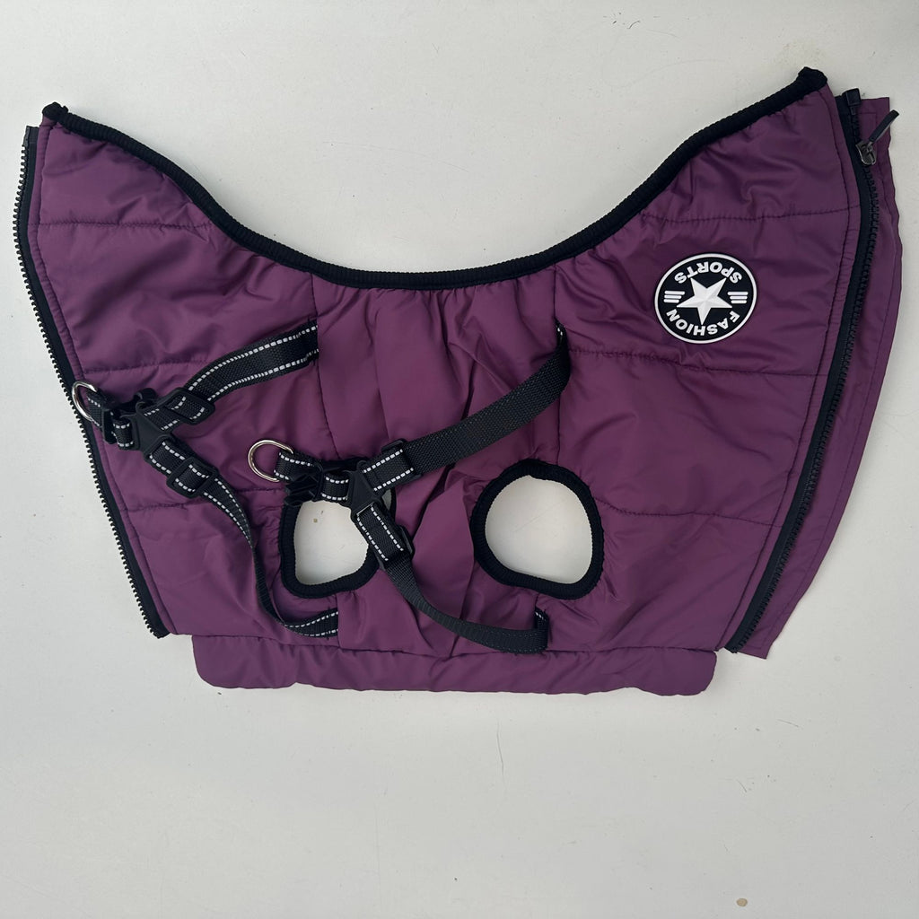 Manteau violet ouvert à plat : passages des pattes et sangles du harnais